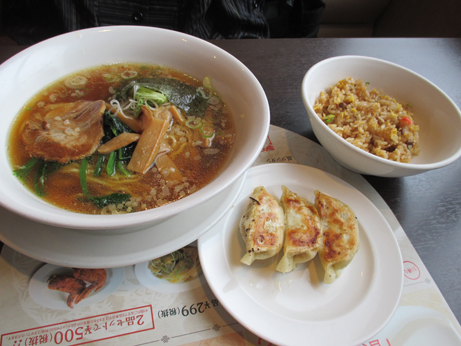 バーミヤンラーメン、半チャーハン、餃子3ケ