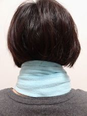 首の後ろに来るように巻く