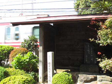線路に隣接する芭蕉の句碑