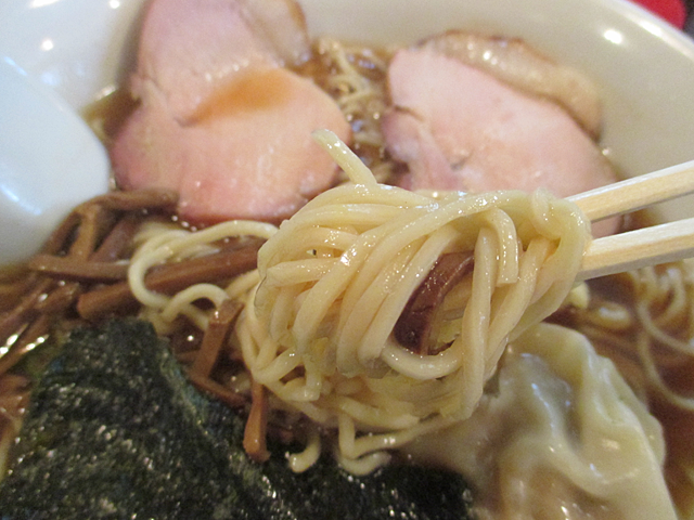 辣椒と黒酢のタレでワンタン麺、支那そば香麺よっててい