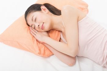 寝るときの体の向き、左が下か、右が下か