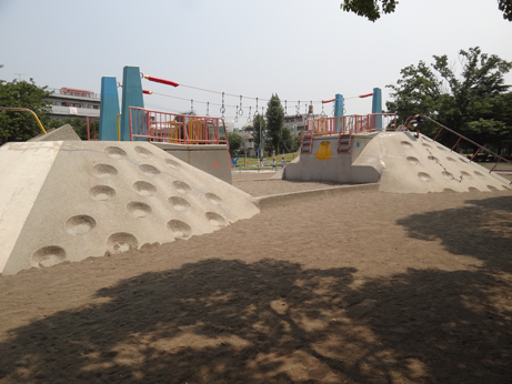 ガラクタ公園滑り台.png