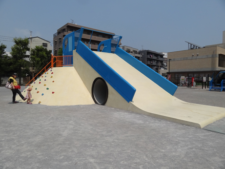 ガラクタ公園滑り台全景.png