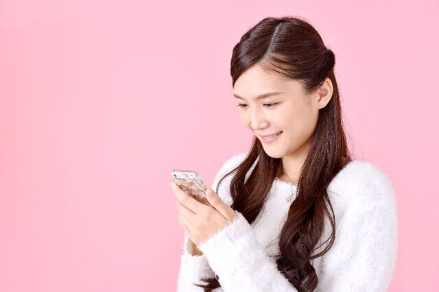 スマホを持つ女性