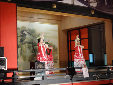 徳持神社神楽殿でダンスを踊る.png