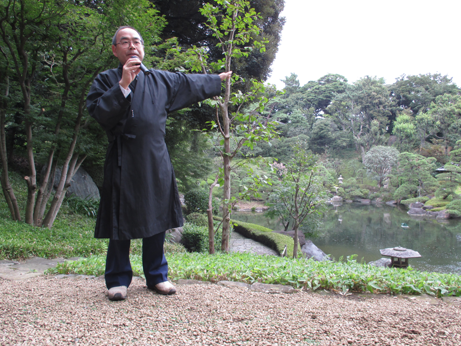 住職による松濤園の説明