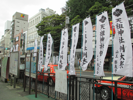 大森駅前に旗も立っている