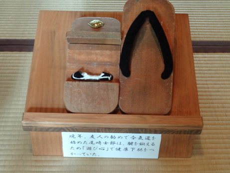 尾崎士郎の健康下駄.JPG