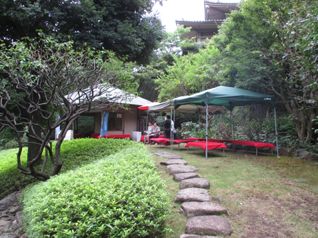 松月亭の背後に池上本門寺本殿