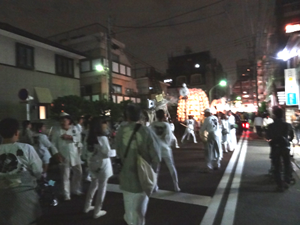 練り歩きは徳持会館から出発