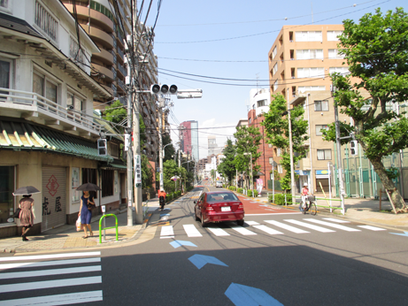 道は意外と狭い