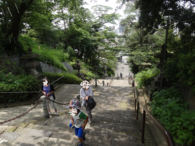 階段を登る親子