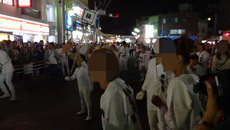 駅前で.png
