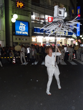 駅前で女の人も纏をふる.png