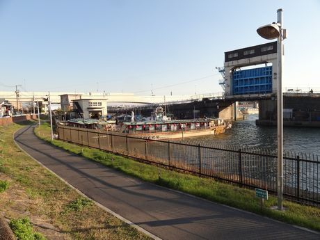 東に空港へつながる首都高速道路