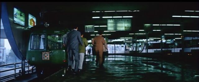 発車する東急東横線旧5000系