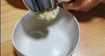 ぎゅっと握る